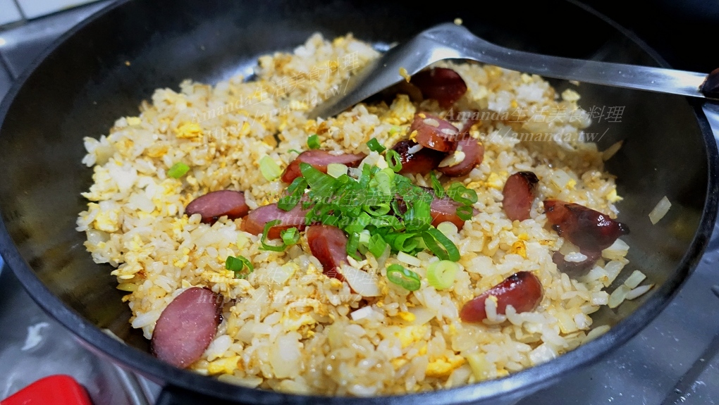 台式香腸炒飯,洋蔥,洋蔥香腸炒飯,炒飯,蛋炒飯,蛋炒飯料理,香腸,香腸炒飯,香腸炒飯做法,香腸炒飯食譜,香腸蛋炒飯 @Amanda生活美食料理