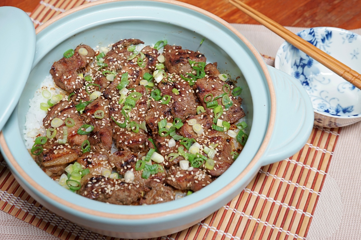 Amanda食譜,AROMA耐熱陶鍋,台式烤肉飯做法,台式燒肉做法,台式燒肉飯做法,烤肉,烤肉飯,烤肉飯作法,烤肉飯做法,烤肉飯食譜,煮飯,燒肉飯 食譜,燒肉飯做法,白芝麻,耐熱陶鍋,肉排,醃肉,陶鍋,食譜,香蔥 @Amanda生活美食料理