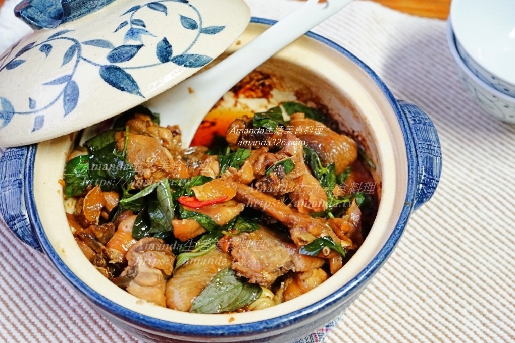 一鍋煮,三杯鍋,三杯雞,三杯雞做法,三杯雞砂鍋,三杯雞要加水嗎,三杯雞鍋,三杯雞鍋具,三杯雞電鍋,下飯,九層塔,仿土雞,低鹽少油,便當菜,傳統三杯雞,厚實不鏽鋼鍋,台灣小吃,台灣美食,台菜小吃,土鍋,影音食譜,快炒店常見佳餚,最美味便當菜,沙鍋,無水料理,焦香,焦香美味,砂鍋,砂鍋料理,砂鍋料理食譜,米酒,紅燒雞肉,醬油,醬油燒雞肉,鑄鐵鍋,鑄鐵鍋三杯雞,陶鍋三杯雞,陶鍋煮雞肉,雞肉,食譜,麻油 @Amanda生活美食料理