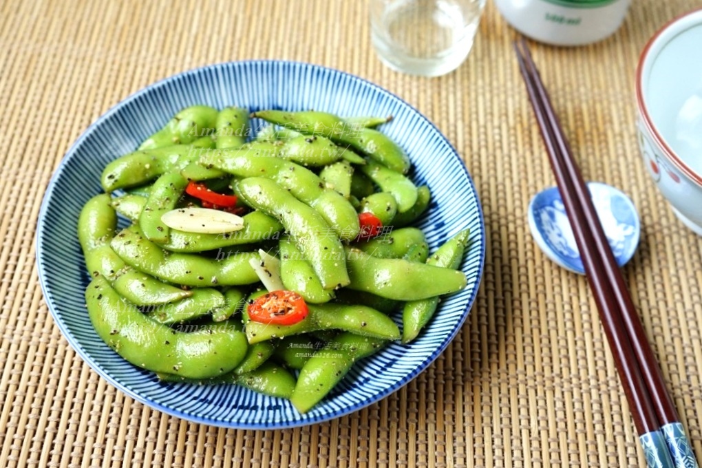 Amanda食譜,下酒菜,大豆,小菜,拌豆莢,料理影片,料理影音,毛豆,毛豆夾,毛豆夾 做法,毛豆夾做法,毛豆夾料理,毛豆怎麼煮,毛豆料理,毛豆煮法,毛豆莢,毛豆莢怎麼煮,毛豆莢料理,毛豆莢煮法,炒毛豆夾,煮毛豆莢,素食,胡椒毛豆,蔬食,電鍋蒸毛豆莢,青豆,食譜,鹹水雞,黑胡椒,黑胡椒毛豆,黑胡椒毛豆做法,黑胡椒炒毛豆 @Amanda生活美食料理