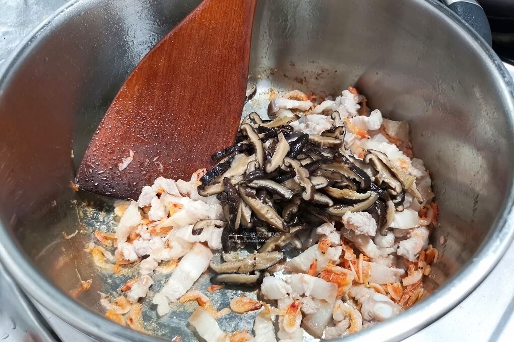 十分鐘上菜,十分鐘料理,壓力鍋,壓力鍋 油飯,壓力鍋油飯,壓力鍋煮糯米飯,快鍋,快鍋煮飯,櫻花蝦油飯,油飯,胭脂米 @Amanda生活美食料理