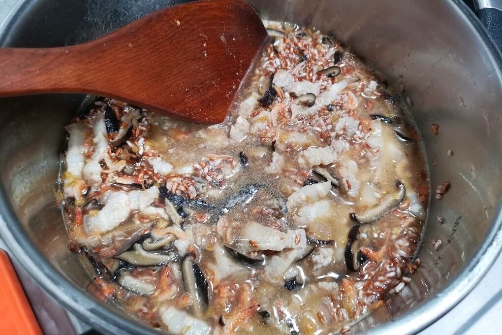 十分鐘上菜,十分鐘料理,壓力鍋,壓力鍋 油飯,壓力鍋油飯,壓力鍋煮糯米飯,快鍋,快鍋煮飯,櫻花蝦油飯,油飯,胭脂米 @Amanda生活美食料理