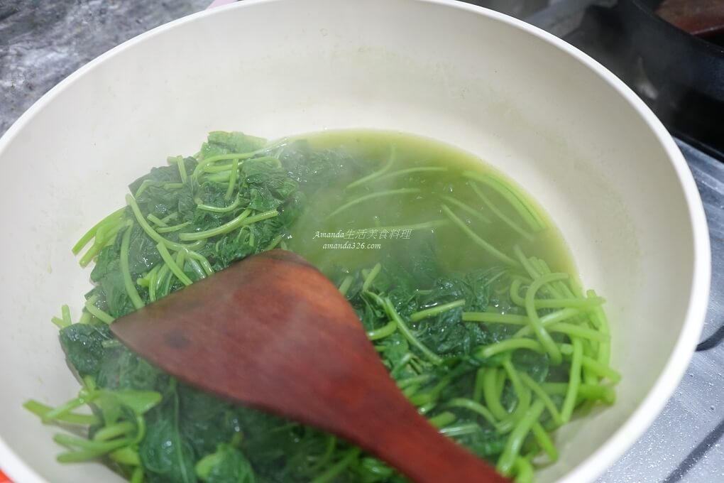 十分鐘上菜,十分鐘料理,台灣小吃,地瓜葉,小吃攤,小菜,拌地瓜葉,無油煙,燙地瓜葉,燙地瓜葉油蔥酥,燙地瓜葉調味,燙蔬菜,燙青菜,素食,蔬食,豬油,豬油拌蔬菜,食譜,麵攤 @Amanda生活美食料理