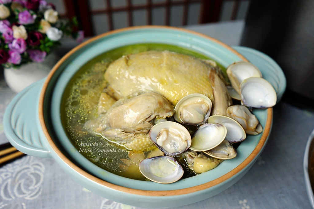 全雞湯,年菜,年菜雞湯食譜,年菜食譜,燉鍋雞湯,萬用鍋雞湯,蒜頭蛤蜊全雞湯,蒜頭蛤蜊雞湯,蒜頭蛤蜊雞湯做法,蒜頭蛤蜊雞湯電鍋,蛤蜊蒜頭全雞湯,蛤蜊蒜頭雞湯,雞湯,食譜 @Amanda生活美食料理