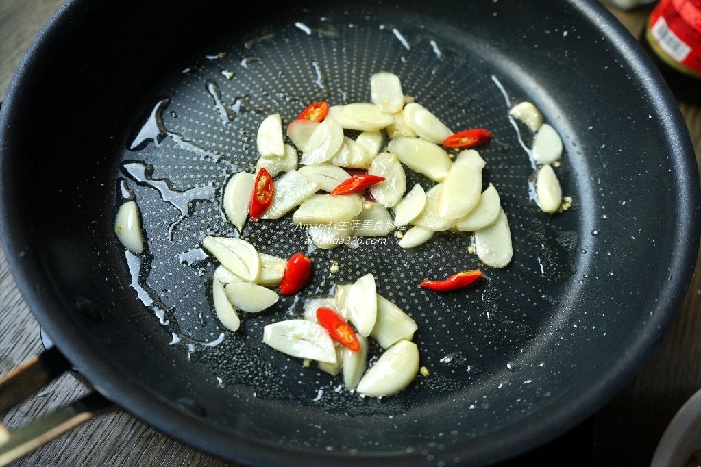 Amanda食譜,含鐵料理,小黃瓜炒豬肝,洋蔥炒豬肝,炒豬肝,炒豬肝軟嫩方式,蔬菜炒豬肝,補血料理,豬肝不乾硬,豬肝料理,豬肝炒小黃瓜,豬肝炒洋蔥,豬肝炒蔬菜,食譜 @Amanda生活美食料理