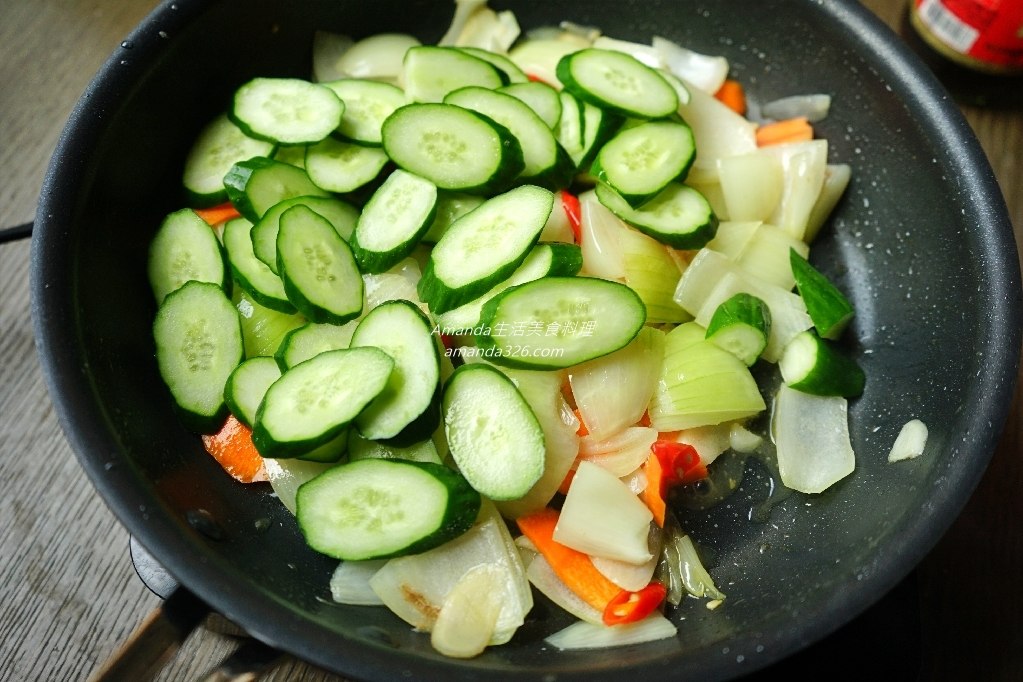 Amanda食譜,含鐵料理,小黃瓜炒豬肝,洋蔥炒豬肝,炒豬肝,炒豬肝軟嫩方式,蔬菜炒豬肝,補血料理,豬肝不乾硬,豬肝料理,豬肝炒小黃瓜,豬肝炒洋蔥,豬肝炒蔬菜,食譜 @Amanda生活美食料理