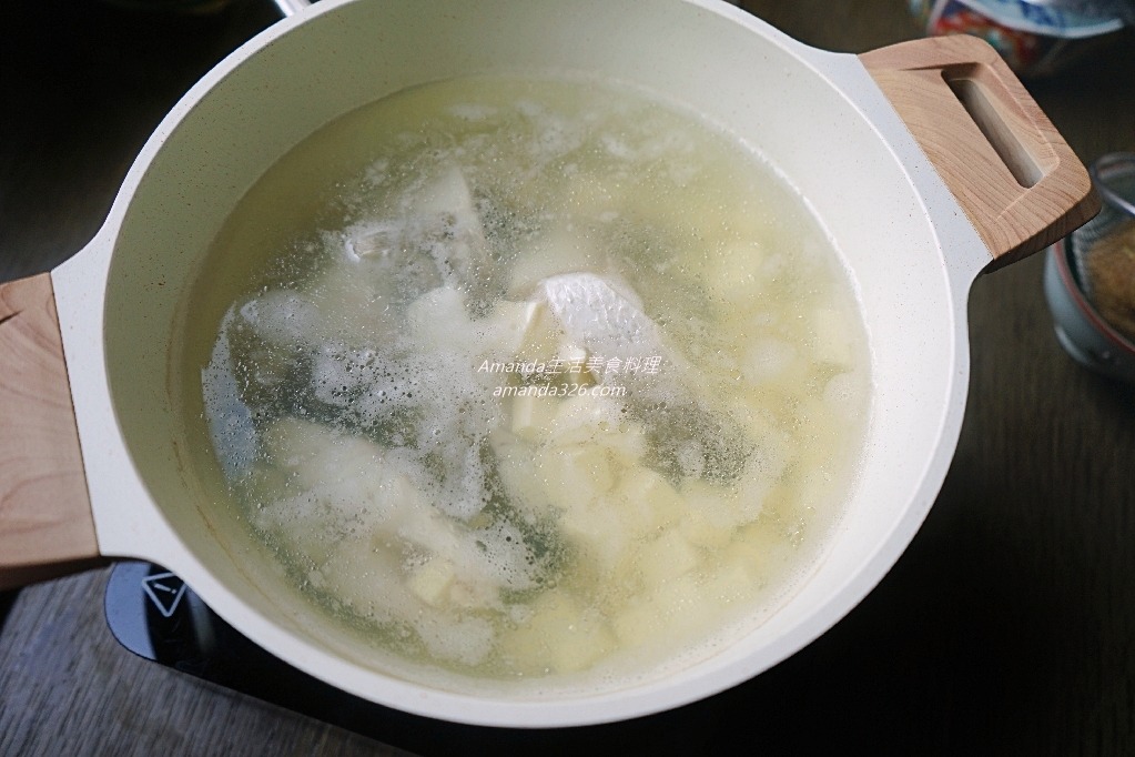 Amanda食譜,十分鐘上菜,味噌湯可以加什麼魚,味噌豆腐魚湯,味噌豆腐魚湯做法,味噌豆腐鱸魚湯,味噌魚湯,味噌魚湯煮法,味噌魚湯用什麼魚,味噌魚湯要加薑嗎,味噌鱸魚湯,味噌鱸魚豆腐湯,味增豆腐魚湯,味增魚湯做法,味增魚湯去腥,味增魚湯煮法,味增鱸魚,地中海料理,地中海飲食,海鮮,豆腐魚湯,豆腐魚湯食譜,豆腐鱸魚湯,豆腐鱸魚湯電鍋,食譜,鱸魚味噌湯,鱸魚味噌湯 做法,鱸魚味噌豆腐湯,鱸魚味增湯,鱸魚豆腐湯 @Amanda生活美食料理
