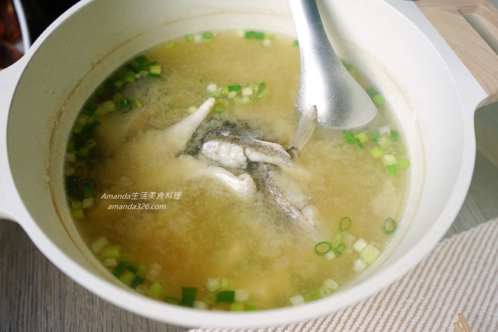 Amanda食譜,十分鐘上菜,味噌湯可以加什麼魚,味噌豆腐魚湯,味噌豆腐魚湯做法,味噌豆腐鱸魚湯,味噌魚湯,味噌魚湯煮法,味噌魚湯用什麼魚,味噌魚湯要加薑嗎,味噌鱸魚湯,味噌鱸魚豆腐湯,味增豆腐魚湯,味增魚湯做法,味增魚湯去腥,味增魚湯煮法,味增鱸魚,地中海料理,地中海飲食,海鮮,豆腐魚湯,豆腐魚湯食譜,豆腐鱸魚湯,豆腐鱸魚湯電鍋,食譜,鱸魚味噌湯,鱸魚味噌湯 做法,鱸魚味噌豆腐湯,鱸魚味增湯,鱸魚豆腐湯 @Amanda生活美食料理