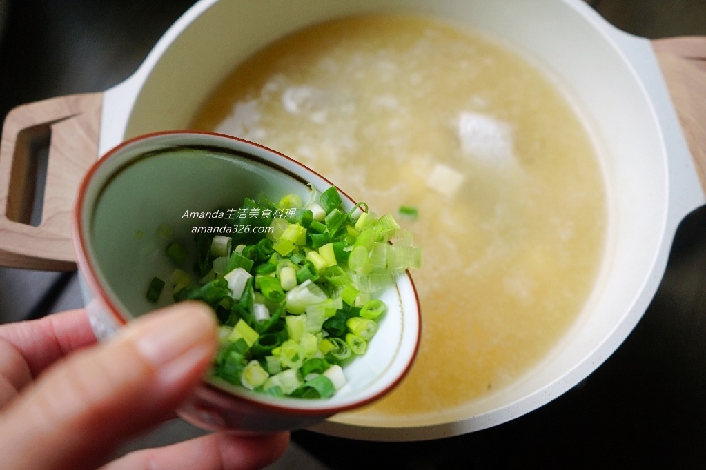 Amanda食譜,十分鐘上菜,味噌湯可以加什麼魚,味噌豆腐魚湯,味噌豆腐魚湯做法,味噌豆腐鱸魚湯,味噌魚湯,味噌魚湯煮法,味噌魚湯用什麼魚,味噌魚湯要加薑嗎,味噌鱸魚湯,味噌鱸魚豆腐湯,味增豆腐魚湯,味增魚湯做法,味增魚湯去腥,味增魚湯煮法,味增鱸魚,地中海料理,地中海飲食,海鮮,豆腐魚湯,豆腐魚湯食譜,豆腐鱸魚湯,豆腐鱸魚湯電鍋,食譜,鱸魚味噌湯,鱸魚味噌湯 做法,鱸魚味噌豆腐湯,鱸魚味增湯,鱸魚豆腐湯 @Amanda生活美食料理