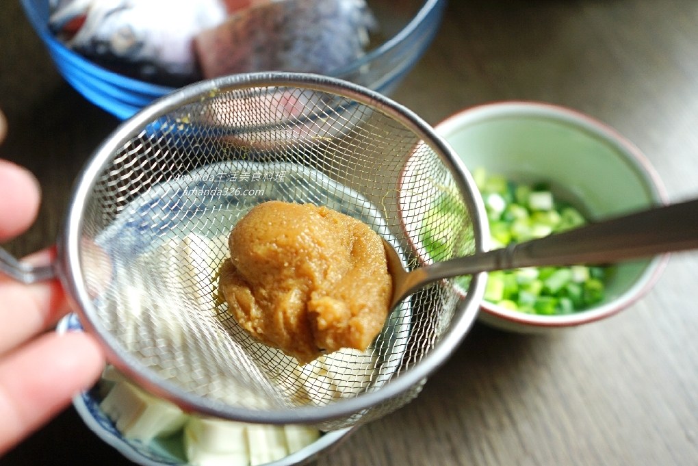 Amanda食譜,十分鐘上菜,味噌湯可以加什麼魚,味噌豆腐魚湯,味噌豆腐魚湯做法,味噌豆腐鱸魚湯,味噌魚湯,味噌魚湯煮法,味噌魚湯用什麼魚,味噌魚湯要加薑嗎,味噌鱸魚湯,味噌鱸魚豆腐湯,味增豆腐魚湯,味增魚湯做法,味增魚湯去腥,味增魚湯煮法,味增鱸魚,地中海料理,地中海飲食,海鮮,豆腐魚湯,豆腐魚湯食譜,豆腐鱸魚湯,豆腐鱸魚湯電鍋,食譜,鱸魚味噌湯,鱸魚味噌湯 做法,鱸魚味噌豆腐湯,鱸魚味增湯,鱸魚豆腐湯 @Amanda生活美食料理