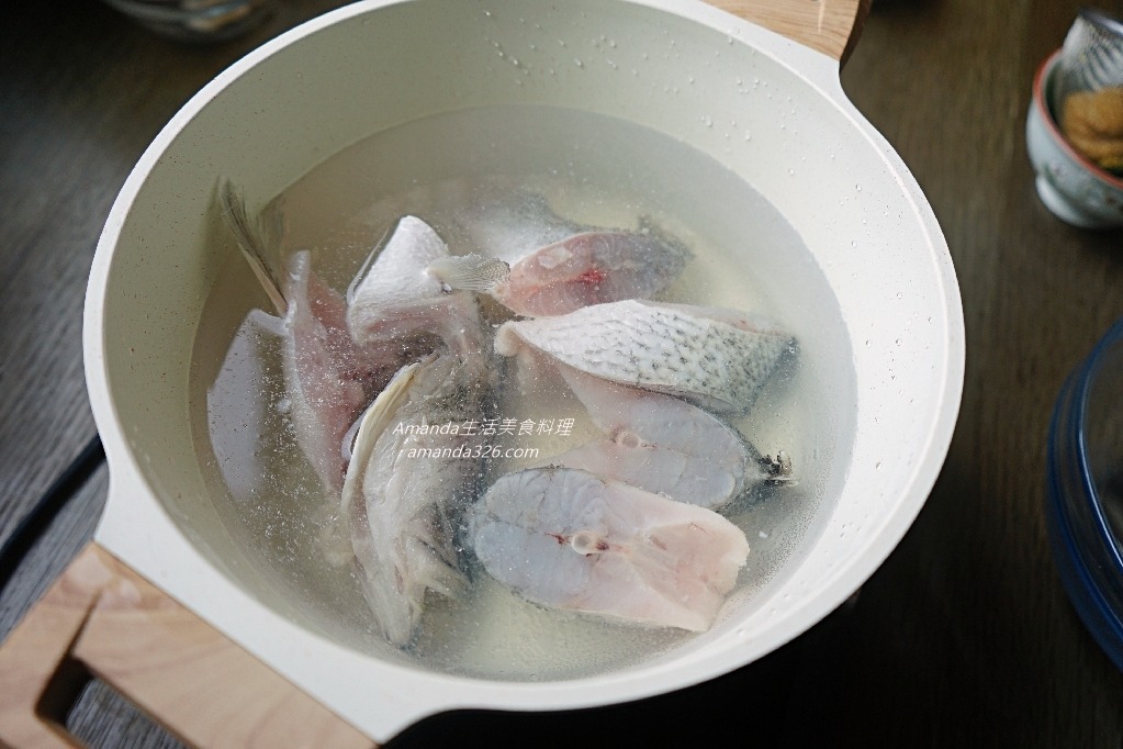 Amanda食譜,十分鐘上菜,味噌湯可以加什麼魚,味噌豆腐魚湯,味噌豆腐魚湯做法,味噌豆腐鱸魚湯,味噌魚湯,味噌魚湯煮法,味噌魚湯用什麼魚,味噌魚湯要加薑嗎,味噌鱸魚湯,味噌鱸魚豆腐湯,味增豆腐魚湯,味增魚湯做法,味增魚湯去腥,味增魚湯煮法,味增鱸魚,地中海料理,地中海飲食,海鮮,豆腐魚湯,豆腐魚湯食譜,豆腐鱸魚湯,豆腐鱸魚湯電鍋,食譜,鱸魚味噌湯,鱸魚味噌湯 做法,鱸魚味噌豆腐湯,鱸魚味增湯,鱸魚豆腐湯 @Amanda生活美食料理