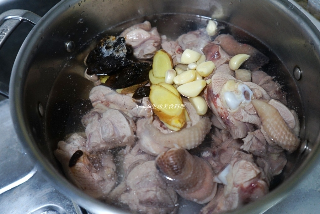 Amanda食譜,仿土雞,傳統市場,傳統市場雞肉,帶骨雞腿,自己煮,菜市場,菜市場雞肉,雞湯,食譜,養生雞湯,黑蒜蛤蜊雞湯,黑蒜雞,黑蒜雞湯,黑蒜雞湯食譜,黑蒜頭料理,黑蒜頭蛤蜊雞湯,黑蒜頭雞湯,黑蒜頭雞湯 食譜,黑蒜頭雞湯做法,黑蒜頭雞湯可以加什麼菜,黑蒜頭雞湯怎麼煮,黑蒜頭雞湯的做法 @Amanda生活美食料理