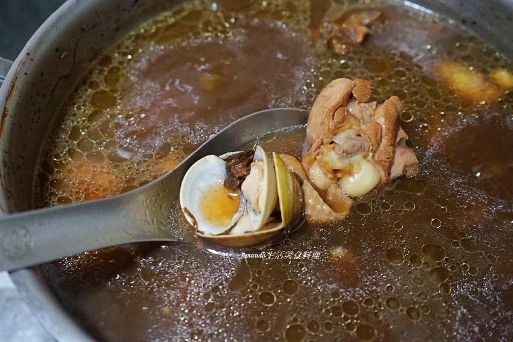 Amanda食譜,仿土雞,傳統市場,傳統市場雞肉,帶骨雞腿,自己煮,菜市場,菜市場雞肉,雞湯,食譜,養生雞湯,黑蒜蛤蜊雞湯,黑蒜雞,黑蒜雞湯,黑蒜雞湯食譜,黑蒜頭料理,黑蒜頭蛤蜊雞湯,黑蒜頭雞湯,黑蒜頭雞湯 食譜,黑蒜頭雞湯做法,黑蒜頭雞湯可以加什麼菜,黑蒜頭雞湯怎麼煮,黑蒜頭雞湯的做法 @Amanda生活美食料理