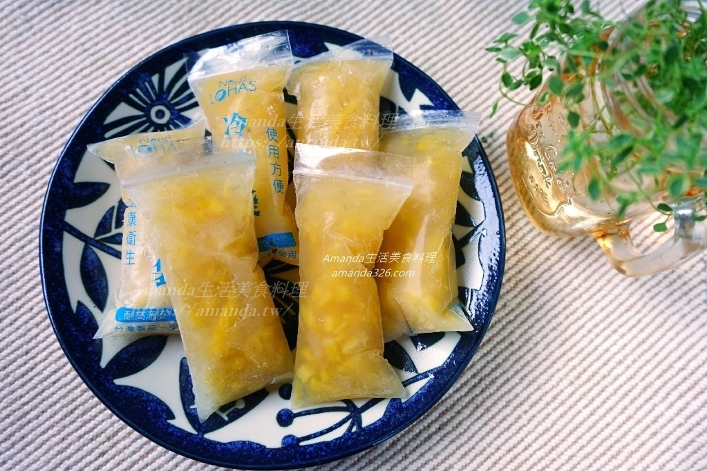 健康冰棒,冰品,冰棒,冰棒加什麼粉,凍凍冰,凍凍果,凍凍果做法,棒棒冰,水果冰,水果冰棒,水果凍凍冰,水果棒棒冰,素食,素食冰,自己煮,自製冰棒,蔬食,袋子冰棒,食譜,鳳梨冰,鳳梨冰棒,鳳梨冰棒 做法,鳳梨冰棒製作,鳳梨凍凍冰,鳳梨棒棒冰 @Amanda生活美食料理