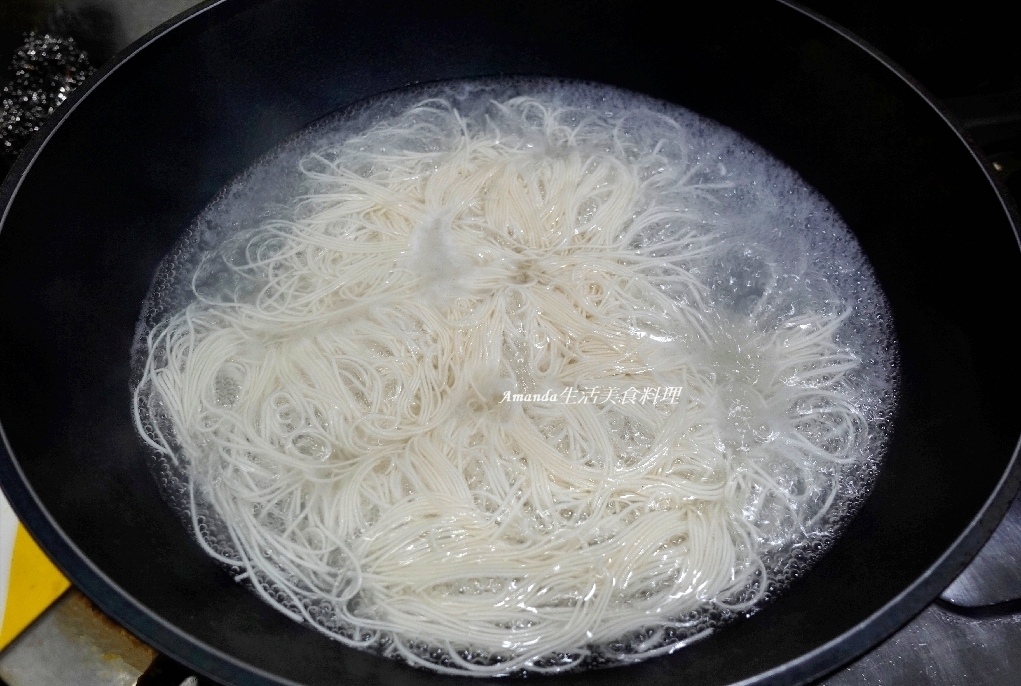 10分鐘,10分鐘上菜,十分鐘上菜,古早味絲瓜麵線,快速料理,手工麵線,簡單麵食,絲瓜煮麵線,絲瓜麵線,美食,金門麵線,雞湯,雞高湯,食譜,高湯煮絲瓜,麵線絲瓜 @Amanda生活美食料理