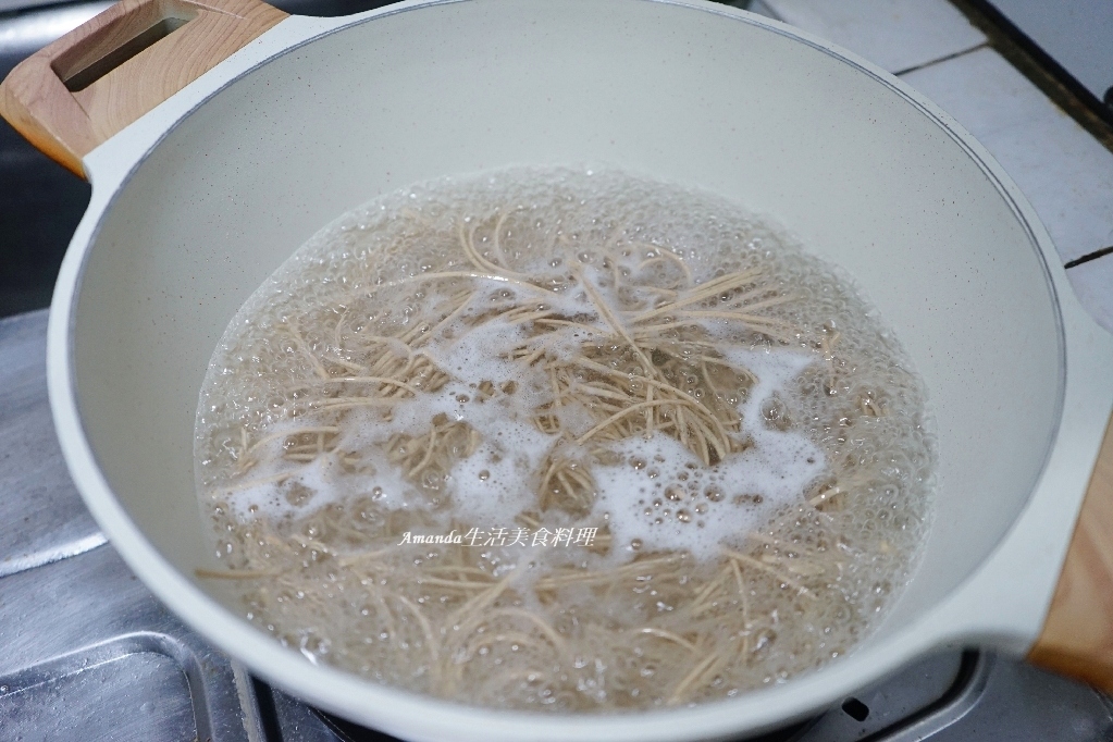 十分鐘上菜,午餐,在家煮麵,快速煮麵,快速食譜,海鮮,海鮮麵,湯麵,湯麵做法,簡餐,蕎麥湯麵,蕎麥麵,蕎麥麵 湯麵,雙人餐點,雞高湯,食譜,高湯,鮮蝦湯麵,鮮蝦蕎麥麵,鮮蝦麵 @Amanda生活美食料理