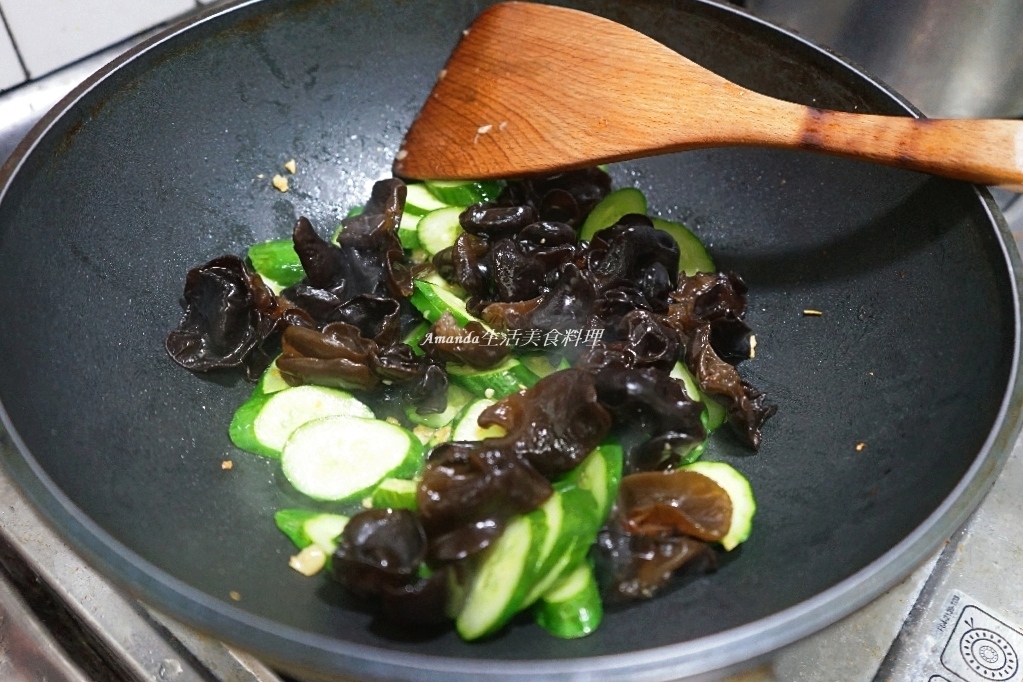 Amanda食譜,健康食譜,十分鐘上菜,台灣鳳梨,小黃瓜炒木耳,小黃瓜炒木耳鳳梨,小黃瓜炒鳳梨,小黃瓜炒鳳梨木耳,快速上菜,木耳炒鳳梨,水果入菜,水果料理,清爽料理,炒鳳梨,甜鳳梨入菜,蔬食,金鑽鳳梨,食譜,鳳梨太甜,鳳梨料理,鳳梨炒木耳 @Amanda生活美食料理 Amanda食譜,健康食譜,十分鐘上菜,台灣鳳梨,小黃瓜炒木耳,小黃瓜炒木耳鳳梨,小黃瓜炒鳳梨,小黃瓜炒鳳梨木耳,快速上菜,木耳炒鳳梨,水果入菜,水果料理,清爽料理,炒鳳梨,甜鳳梨入菜,蔬食,金鑽鳳梨,食譜,鳳梨太甜,鳳梨料理,鳳梨炒木耳 @Amanda生活美食料理