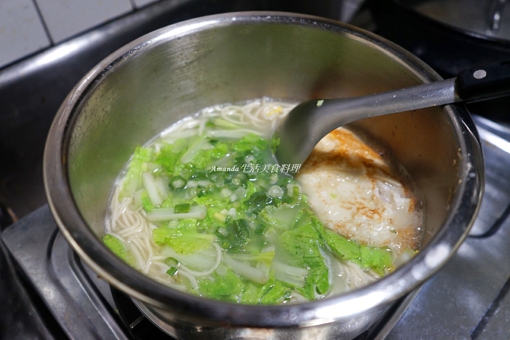 Amanda食譜,一鍋煮,十分鐘上菜,嗆鍋湯麵,嗆鍋雞蛋麵,嗆鍋麵,家常荷包蛋麵,家常雞蛋麵,荷包蛋湯麵,荷包蛋麵,蔬食,鐵鍋雞蛋麵,雞蛋湯麵,食譜 @Amanda生活美食料理