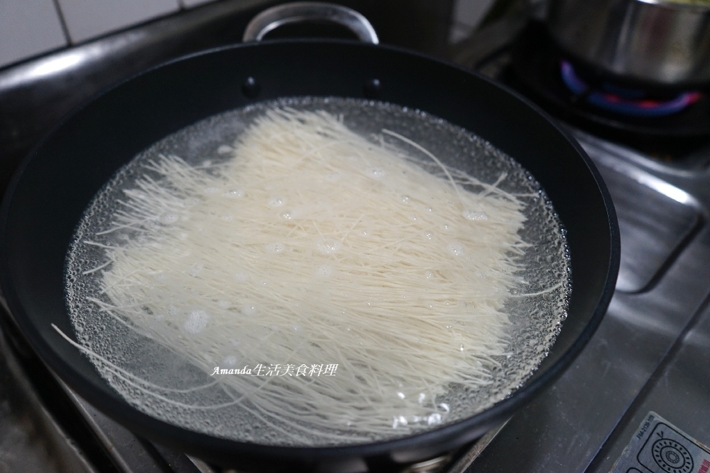 10分鐘,10分鐘上菜,十分鐘上菜,古早味絲瓜麵線,快速料理,手工麵線,簡單麵食,絲瓜煮麵線,絲瓜麵線,美食,金門麵線,雞湯,雞高湯,食譜,高湯煮絲瓜,麵線絲瓜 @Amanda生活美食料理