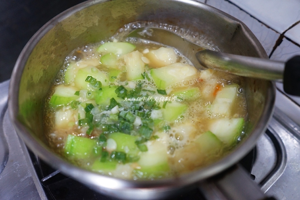 10分鐘,10分鐘上菜,十分鐘上菜,古早味絲瓜麵線,快速料理,手工麵線,簡單麵食,絲瓜煮麵線,絲瓜麵線,美食,金門麵線,雞湯,雞高湯,食譜,高湯煮絲瓜,麵線絲瓜 @Amanda生活美食料理