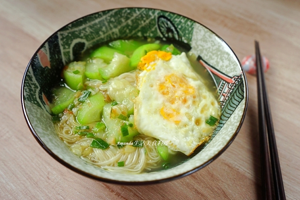 10分鐘,10分鐘上菜,十分鐘上菜,古早味絲瓜麵線,快速料理,手工麵線,簡單麵食,絲瓜煮麵線,絲瓜麵線,美食,金門麵線,雞湯,雞高湯,食譜,高湯煮絲瓜,麵線絲瓜 @Amanda生活美食料理