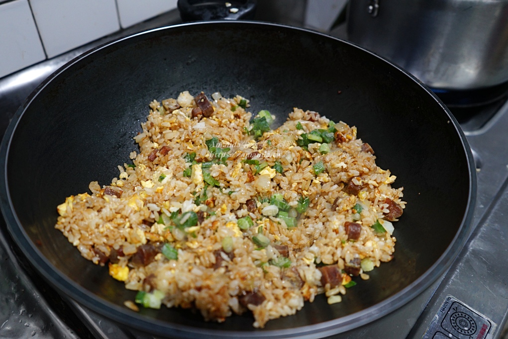 Amanda食譜,十分鐘上菜,台灣料理,台灣料理食譜,炒飯,烏魚卵,烏魚子,烏魚子料理,烏魚子炒飯,烏魚子炒飯做法,自己煮,蒜香烏魚子炒飯,食譜,魚子炒飯 @Amanda生活美食料理