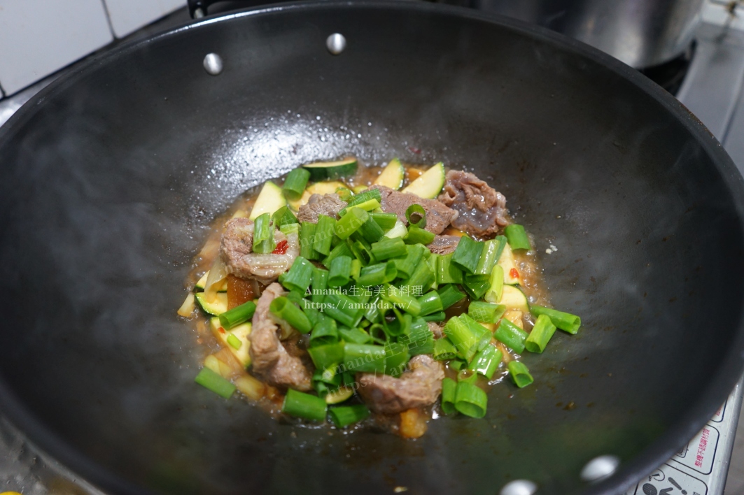 10分鐘料理,Amanda食譜,十分鐘上菜,櫛瓜料理,櫛瓜炒燉牛腱,櫛瓜炒牛肉,櫛瓜炒牛腱,櫛瓜食譜,滷牛腱,燉牛肉,燉牛肉料理,牛肉料理,牛肉食譜,牛腱肉,牛腱肉料理,食譜 @Amanda生活美食料理