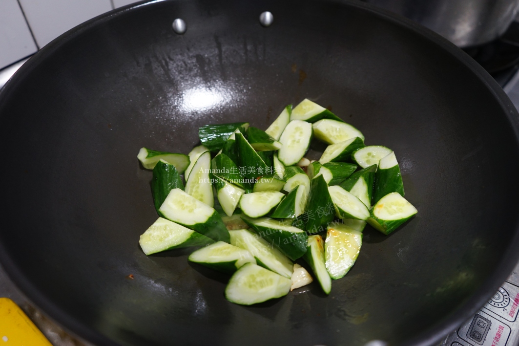 十分鐘上菜,小黃瓜,小黃瓜 料理,炒小黃瓜,蒜炒小黃瓜,蔬食,豆瓣醬炒小黃瓜,辣炒小黃瓜,食譜 @Amanda生活美食料理