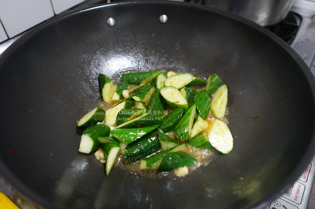 十分鐘上菜,小黃瓜,小黃瓜 料理,炒小黃瓜,蒜炒小黃瓜,蔬食,豆瓣醬炒小黃瓜,辣炒小黃瓜,食譜 @Amanda生活美食料理
