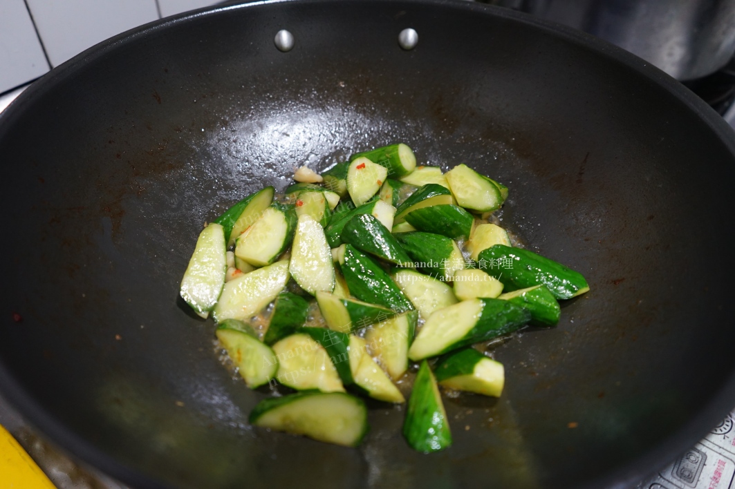 十分鐘上菜,小黃瓜,小黃瓜 料理,炒小黃瓜,蒜炒小黃瓜,蔬食,豆瓣醬炒小黃瓜,辣炒小黃瓜,食譜 @Amanda生活美食料理
