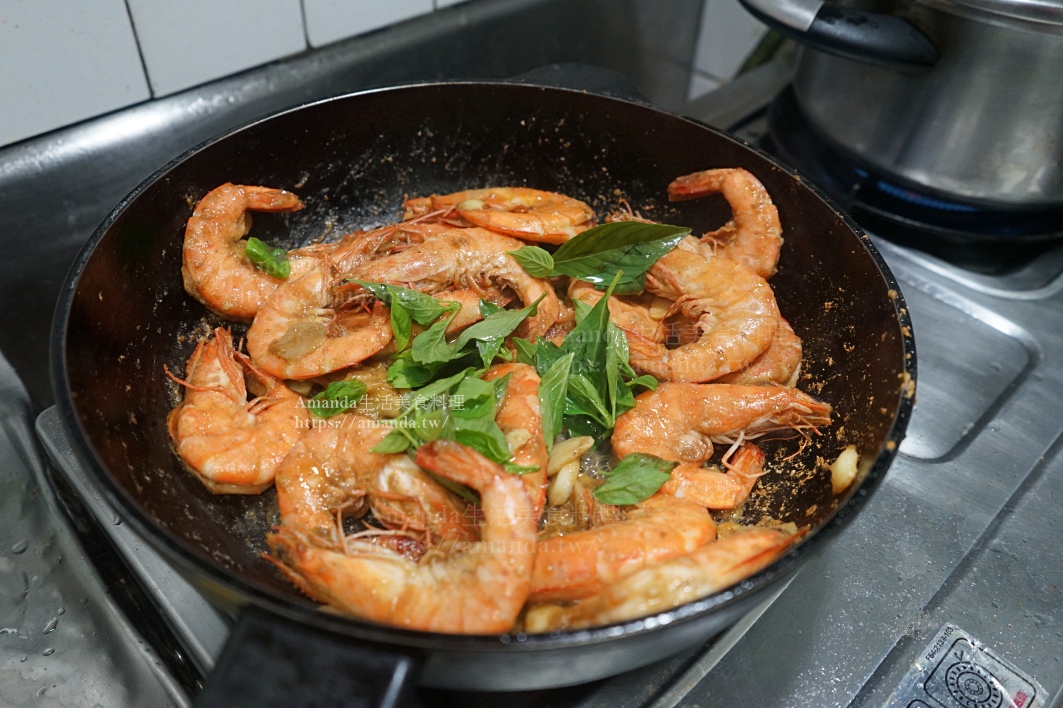 2026海鮮料理,Amanda食譜,十分鐘上菜,台灣小吃,台灣美食,帶殼蝦,快炒,快炒食譜,泰國蝦,海鮮,海鮮料理,海鮮食譜,熱炒,白蝦,白蝦料理,胡椒蝦,草蝦,草蝦料理,蒜味胡椒蝦,蝦料理,釣蝦場美食,食譜 @Amanda生活美食料理