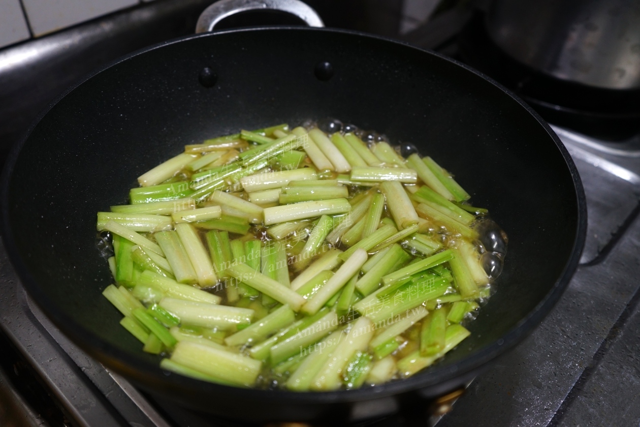 Amanda食譜,十分鐘上菜,夏天食材,季節限定食材,春天食材,碧玉筍,碧玉筍料理,碧玉筍炒肉絲,美食,金針筍,金針筍料理,金針筍炒肉絲,食譜 @Amanda生活美食料理