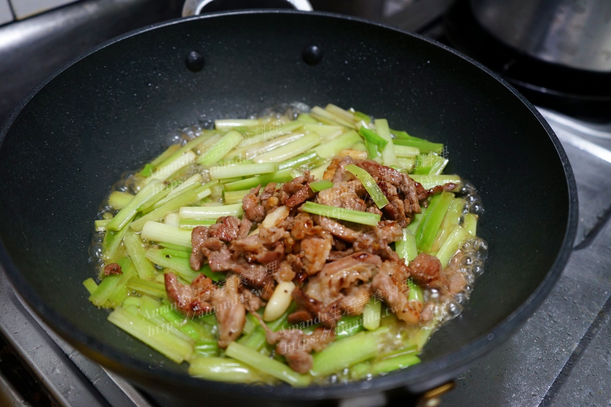 Amanda食譜,十分鐘上菜,夏天食材,季節限定食材,春天食材,碧玉筍,碧玉筍料理,碧玉筍炒肉絲,美食,金針筍,金針筍料理,金針筍炒肉絲,食譜 @Amanda生活美食料理