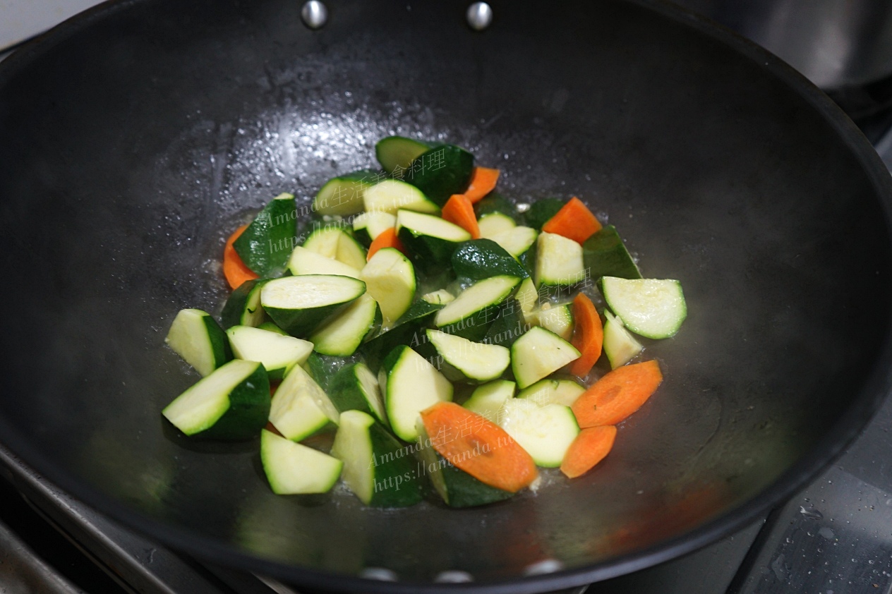 十分鐘上菜,家常菜,櫛瓜料理,炒櫛瓜,美食,自己煮,蒜炒櫛瓜,蔬菜,蔬食,食譜 @Amanda生活美食料理